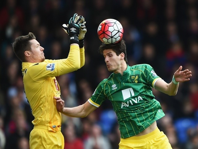 Đứng trong khung thành của đội hình tiêu biểu vòng 33 Premier League đó là thủ môn Wayne Hennessey. Bằng chính những tình huống cứu thua xuất sắc, thủ thành của Crystal Palace đã mang về chiến thắng nghẹt thở cho đội nhà.