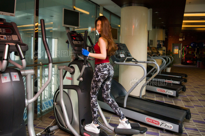 Ngoài những giờ đau đầu với những giấy tờ của công việc kinh doanh, nữ doanh nhân Trung Quốc vẫn cố gắng đến phòng tập thể dục thường xuyên để duy trì một form người chuẩn khiến vạn người mê.