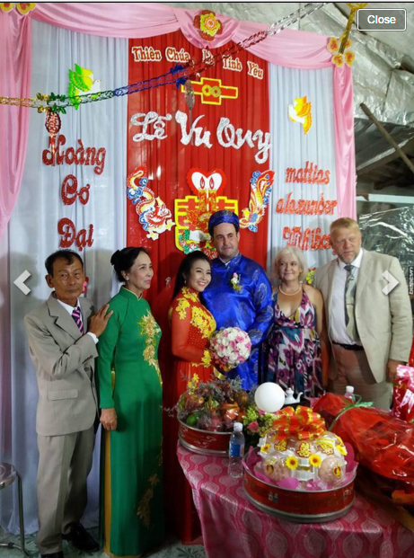 Mới đây, thành viên NguyenHuuHoang đăng tải những bức ảnh cưới chụp chàng rể Tây diện áo the, khăn đống và cưỡi xe bò đi đón dâu. Loạt ảnh gây xôn xao này nhanh chóng được các fanpage nổi tiếng chia sẻ.
