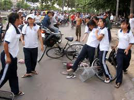 Tình hình các nữ sinh nhảy vào đánh nhau chẳng khác gì những nam sinh đã trở thành vấn đề quá quen thuộc trên mạng xã hội trong năm 2015. Liên tục những clip được quay về vấn nạn bạo lực học đường này.