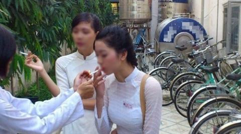 Không chỉ có ngoài cổng trường mà nhiều cô gái còn táo tợn thực hiện hành vi bị nghiêm cấm trong trường học này ngay trong khuôn viên nhà trường.
