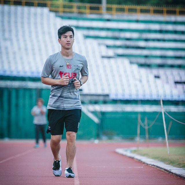 Chàng cầu thủ xứ Chùa Vàng được nhắc tới ở trên có tên Nitinun Siriladajindalert hiện thuộc biên chế CLB bóng đá Bangkok United đang thi đấu tại giải vô địch Quốc gia Thái Lan Thai.League.
