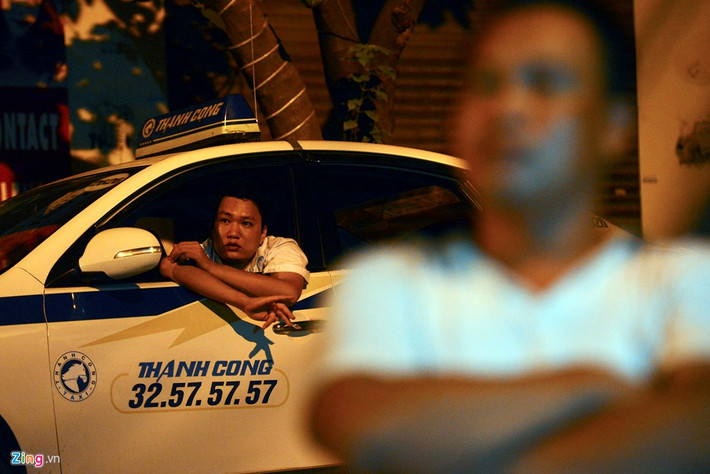 Anh Dương Văn Quyết, trong khi trực lái taxi ở khu phố cổ cũng táp vào lề đường đón xem.