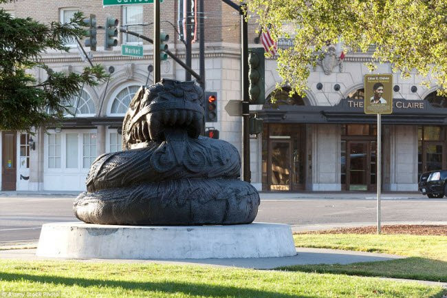 Tượng thần rắn khiến nhiều người liên tưởng tới một đống phân ở San Jose, California, Mỹ.
