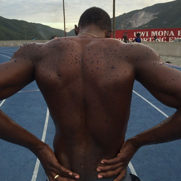 Usain Bolt dính đầy bụi đường sau một ngày luyện tập tại Brazil. Ảnh: Twitter.