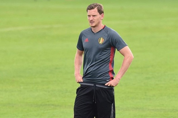 Jan Vertonghen đã gặp phải một chấn thương dây chằng trong khi cùng ĐT Bỉ tham dự Euro 2016 và chính chấn thương này cũng khiến trung vệ này lỡ trận khai màn giải Ngoại hạng Anh và dự kiến anh sẽ trở lại thi đấu vào cuối tháng 9.