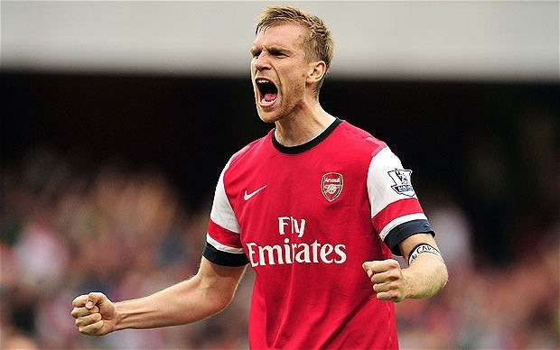 Per Mertesacker đã gặp một chấn thương đầu gối trong trận giao hữu với Lens và nhiều khả năng tuyển thủ người Đức sẽ vắng mặt trong trận khai màn giải Ngoại hạng Anh.