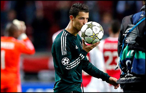 Với 5 hat-trick có được, siêu sao người Bồ Đào Nha đã sánh ngang với thành tích của đại kình địch Lionel Messi.