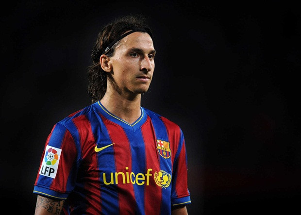 Chứng kiến thành công của King Legend tại Inter Milan, Barcelona đã phải chi ra tới 59 triệu euro để có được anh. Tuy nhiên, những ngày tháng ở đây không hề êm đẹp với ngôi sao người Thụy Điển. Thi đấu không được như kỳ vọng, cùng mối bất hòa quá lớn với HLV Pep Guardiola đã khiến anh bị đẩy sang Milan theo dạng cho mượn chỉ sau 1 mùa, trước khi được bán đứt.