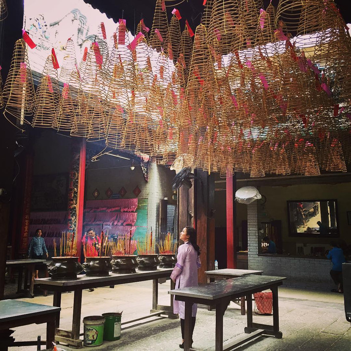 Ngoài những ngôi nhà cổ, trong khu người Hoa còn có nhiều ngôi chùa với những nét đặc trưng rất riêng. Tiêu biểu là chùa Bà Thiên Hậu (cách gọi của người Việt) là một điểm đến đầy hấp dẫn ở khu Chợ Lớn. Đây là một trong những ngôi chùa cổ nhất người Hoa đã gây dựng ở Chợ Lớn xưa (vào khoảng năm 1760). Ảnh:@aplus
