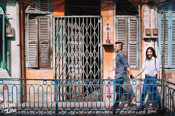 Những mái hiên nhà cổ của khu phố người Hoa bỗng dưng trở thành một view chụp ảnh lý tưởng cho các bạn trẻ muốn tìm một cảm giác lạ, thanh bình giữa nhịp sống Sài Gòn nhộn nhịp. Ảnh:@lily_chatcha
