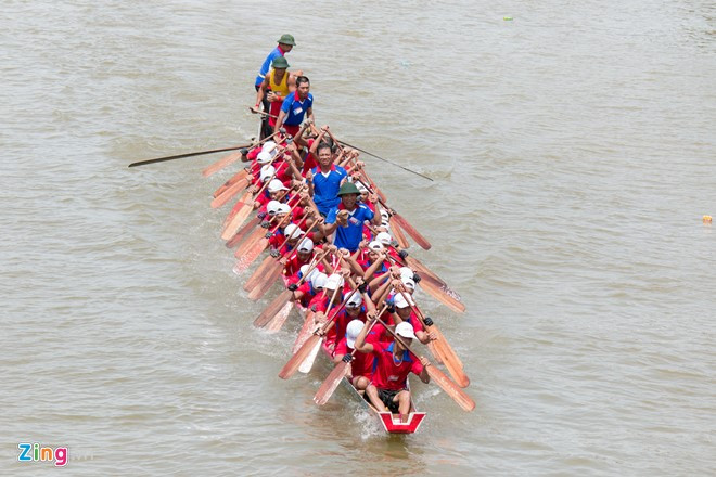 Một đội đua bứt phá về đích.