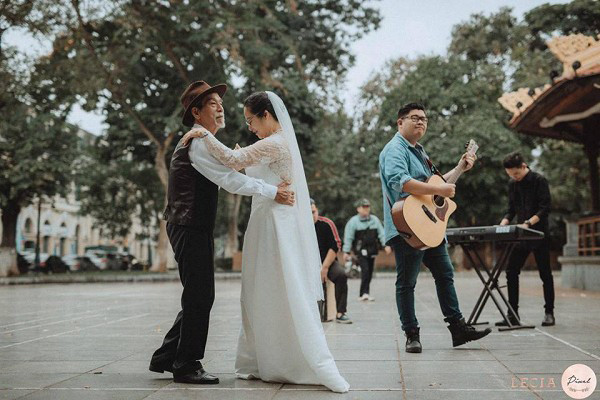 Đặc biệt, những chi tiết trong bộ ảnh được chú ý tới rất nhiều. 50 năm chung sống nhưng vợ chồng nghệ sĩ Mai Ngọc Căn vẫn giữ được sự nhí nhảnh và vui tươi khiến nhiều người phải ao ước.