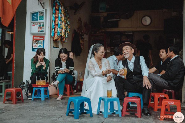 Chỉ sau ít giờ đăng tải, bộ ảnh kỷ niệm 50 năm ngày cưới đáng yêu của cặp vợ chồng nghệ sĩ già nhận được yêu thích của cư dân mạng, đặc biệt là các bạn trẻ.