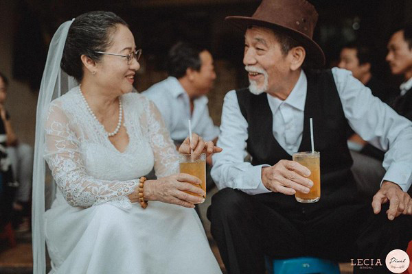 Ngồi góc trà chanh nhà thờ, vợ chồng nghệ sĩ Mai Ngọc Căn cùng nhau ôn lại những câu chuyện xưa, cái thời mà "chạm tay nhau một giây thôi là nhớ nhau cả đời" (lời bài hát Ông Bà Anh đang rất thịnh hành trên mạng xã hội).