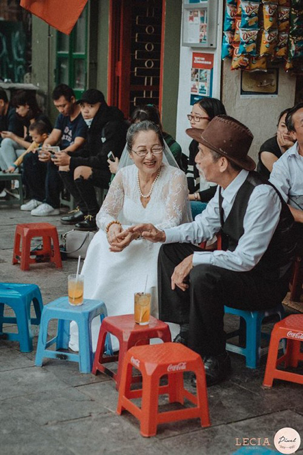 Với câu nói: "Hôm nay, bà với tôi ra ngoài, coi lũ trẻ thời nay sống sao", vợ chồng nghệ sĩ Mai Ngọc Căn đã tái hiện lại rất nhiều những hoạt động của giới trẻ ở thời điểm hiện tại như uống trà chanh, dạo phố đi bộ v.v...