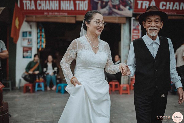 Cụ thể bộ ảnh kỷ niệm 50 năm ngày cưới được chú ý vừa qua là của vợ chồng nghệ sĩ Mai Ngọc Căn. Ông là gương mặt vô cùng nổi tiếng trong giới nghệ thuật với hơn trăm vai diễn lớn nhỏ của điện ảnh Việt Nam.