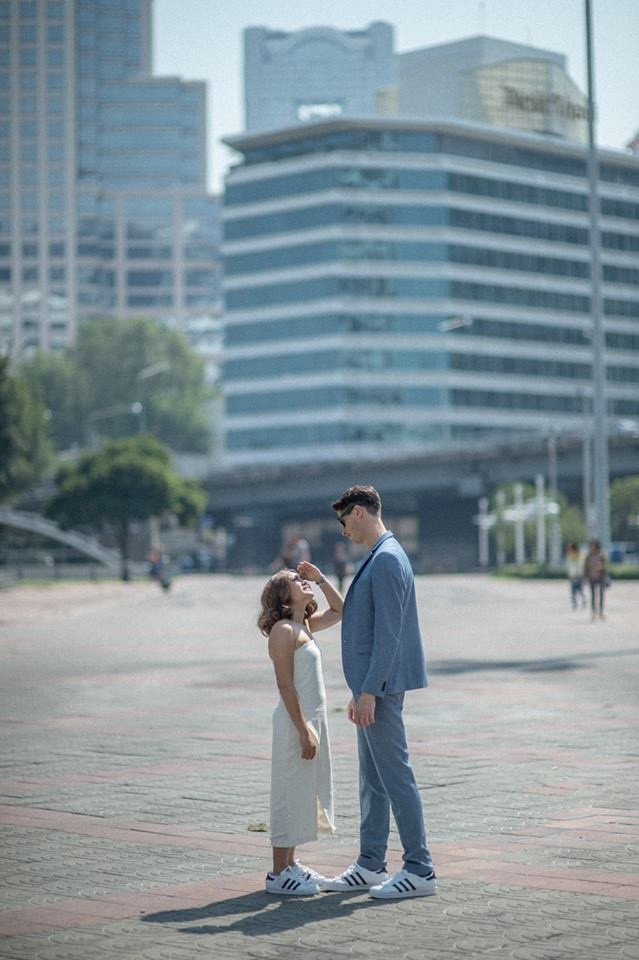 Mới đây, cư dân mạng Thái Lan đang tỏ ra vô cùng ghen tỵ với những cử chỉ ân ái hết sức mặn nồng, ngọt ngào của cặp đôi chàng cao gấp đôi nàng.