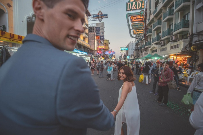 Phong cách chụp ảnh Follow me của cặp đôi chênh lệch về chiều cao khiến cả thế giới phải ghen tỵ.