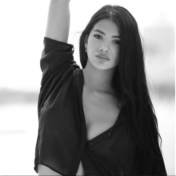 Dù mới chỉ gặp nhau một lần nhưng với sắc đẹp của Paula Suarez, Cris Ronaldo đã phải lòng cô nàng và ngay lập tức ngỏ lời mời cô tham gia chuyến lịch của anh cùng các bạn tại hòn đảo Ibiza.