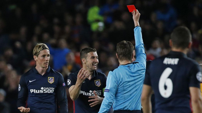 Trong trận tứ kết lượt đi vừa diễn ra giữa Barca và Atletico, tình huống đáng kể nhất là chiếc thẻ đỏ dành cho Fernando Torres, tác giả bàn thắng mở tỉ số trận đấu.