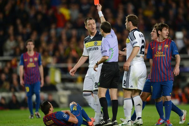 Chelsea tiếp tục là nạn nhân của màn câu thẻ của các cầu thủ Barcelona, lần này đến lượt trung vệ đội trưởng Terry lĩnh án.