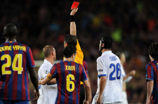Phút 28 trận bán kết lượt về Champions League 2009/10, Barca tiếp tục thực hiện hành vi câu thẻ đỏ của mình và người dính bẫy lần này là Thiago Motta của CLB Inter Milan.
