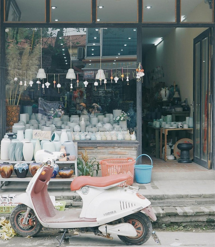 Chiếc xe máy nhỏ đỗ trước tiệm gốm khiến mọi người cảm thấy bình yên và tĩnh lặng. Ảnh: @thuy_mew.