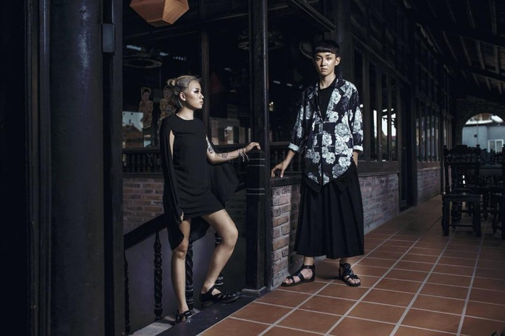 Làng gốm Bát Tràng là địa điểm không quá xa lạ với người Việt cũng như những khách du lịch nước ngoài. Phủ lên mình lớp áo rêu phong của làng nghề cổ, ngôi làng nằm bên bờ tả ngạn sông Hồng có sức quyến rũ riêng của mình.