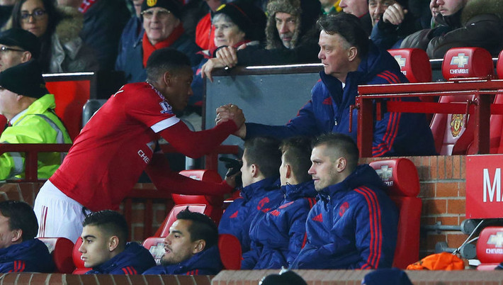 Với những cái tên như Sergio Romero, Antonio Valencia, Phil Jones, Marcos Rojo, Ashley Young, Morgan Schneiderlin, Memphis Depay, Ander Herrera, Marouane Fellaini, Adnan Januzaj, Man United đang khiến nhiều CLB bóng đá khác phải thèm muốn khi sở hữu một băng ghế dự vô cùng chất lượng.