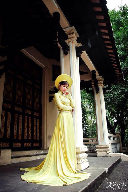Lăng được trang trí tỉ mỉ, có nhiều họa tiết độc đáo và không gian sân thoáng rộng là địa điểm lý tưởng để chụp ảnh với áo dài.