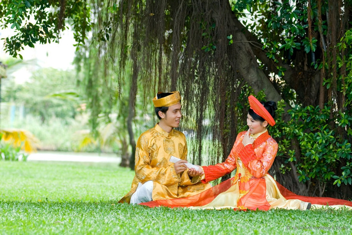 Khu du lịch Bình Quới cũng là một khung cảnh không thể bỏ qua để chụp với áo dài. Không gian làng quê Việt với phối cảnh nhà tranh, ao sen, dòng sông, thảm cỏ là chất liệu tuyệt vời để bạn chụp ảnh áo dài.