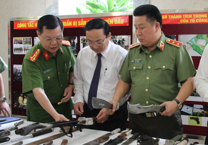 Đại tá Đào Thanh Hải (trái), Phó giám đốc Công an Hà Nội, cho biết từ năm 2011 đến nay, chốt tuần tra liên ngành 141 phát hiện hơn 100 khẩu súng, lựu đạn và gần 1.000 dao kiếm khi kiểm tra hành chính người tham gia giao thông.