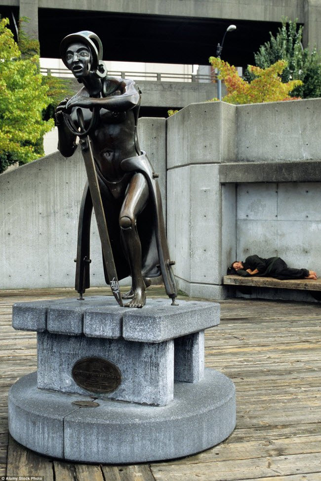Nhà thám hiểm Christopher Columbus được dựng tượng trong công viên Waterfront ở Seattle, Mỹ.