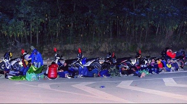 Loạt ảnh dân phượt ngủ vạ vật trên đường từng gây ra khá nhiều tranh cãi về độ an toàn, không chỉ của các phượt thủ mà còn của những người tham gia giao thông.
