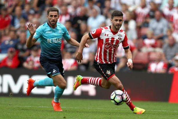 Thật bất ngờ, Shane Long lại là cầu thủ đứng đầu trong danh sách những cầu thủ chạy nhanh nhất giải Ngoại hạng Anh. Chân sút người Ireland đã ra sân 7 lần ở mùa giải năm nay nhưng chưa một lần tìm được đường vào mảnh lưới đối thủ.