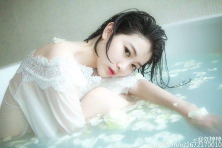 Lướt qua trang Weibo với hàng trăm nghìn lượt theo dõi của Đình Đình, có thể nhận thấy dù rất kín tiếng về đơi tư và ít phô trương, nhưng mỗi bức ảnh của cô gái này vẫn luôn nhận được sự quan tâm của rất nhiều dân mạng.