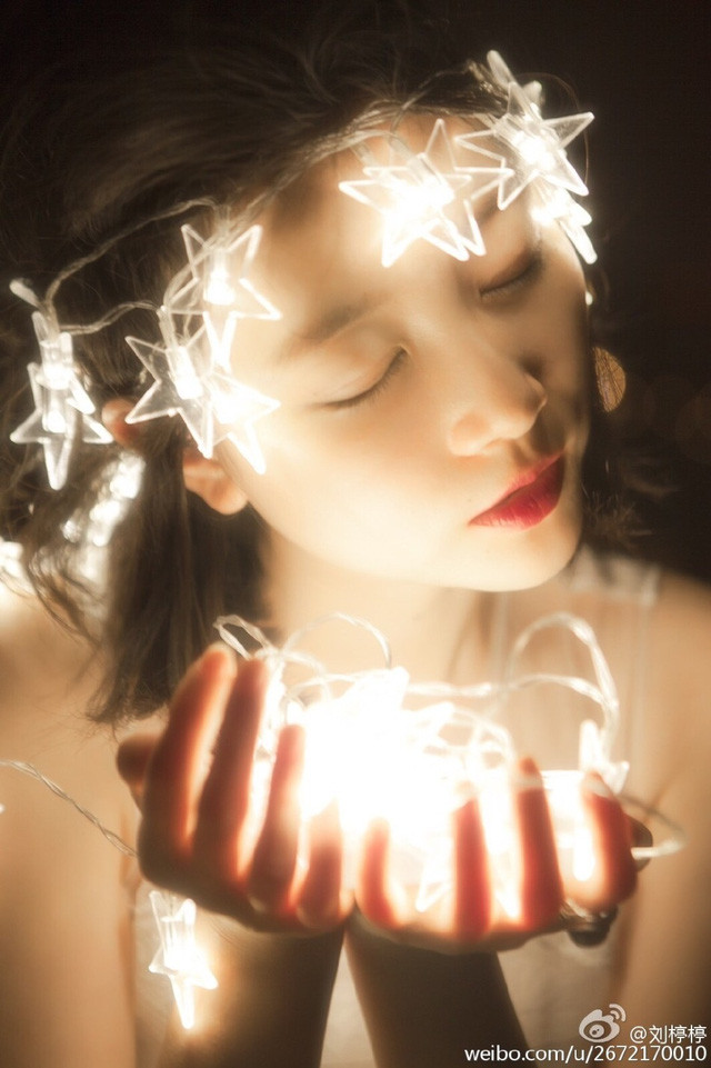 Khuôn mặt mang nhiều góc cạnh đẹp của cô mỹ nữ họ Lưu khiến dân mạng phải lặng người chiêm ngưỡng.