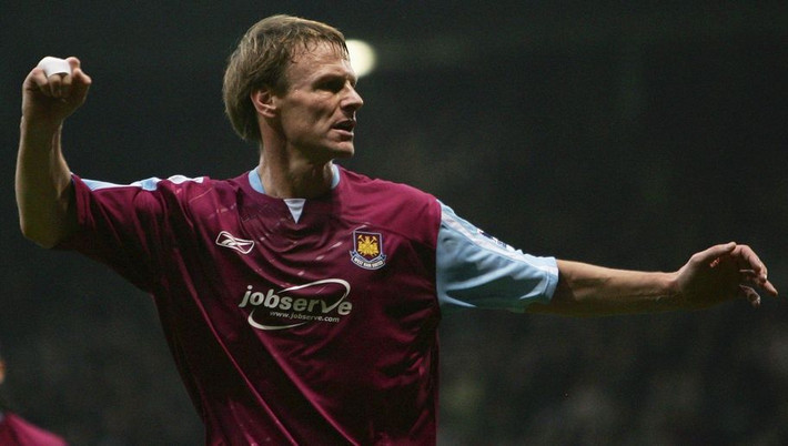 Teddy Sheringham là một tượng đài trong các tượng đài, sau thời kì thành công tại Man United, lão tướng này đã về khoác áo CLB West Ham và ở đâu, cựu tiền đạo này đã giã từ sân cỏ ở tuổi 40 và 272 ngày.