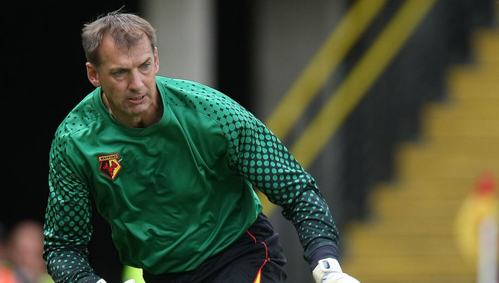 Alec Chamberlain cũng là một thủ môn ngôi sao khá kì cựu tại Premier League. Khi quyết định treo giày, cựu thủ thành của Watford này đã 42 tuổi 327 ngày.