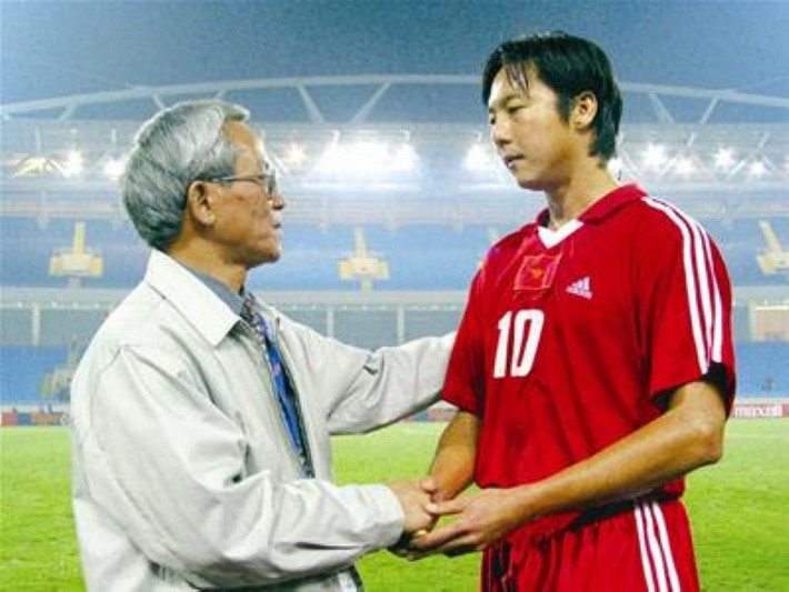 Lê Huỳnh Đức đang nắm giữ kỉ lục của bóng đá Việt Nam khi anh tham dự đủ cả 5 kì Tiger Cup (AFF Cup) liên tiếp: 1996, 1998, 2000, 2002 và 2004.