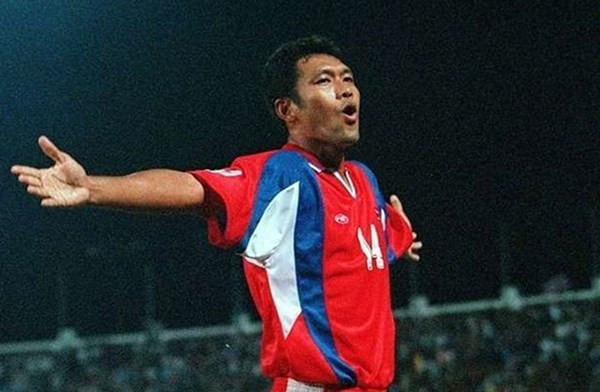 Worrawoot Srimaka trở thành chân sút tốt thứ hai lịch sử AFF Cup. Cầu thủ người Thái Lan đã có 15 bàn thắng trong suốt hành trình của mình tại giải đấu hấp dẫn nhất Đông Nam Á này.