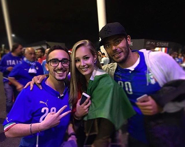 Nhiều cư dân mạng nhận xét, chàng tiền đạo Graziano Pelle thật may mắn khi có người bạn gái xinh đẹp, cuồng nhiệt đến hết mình.