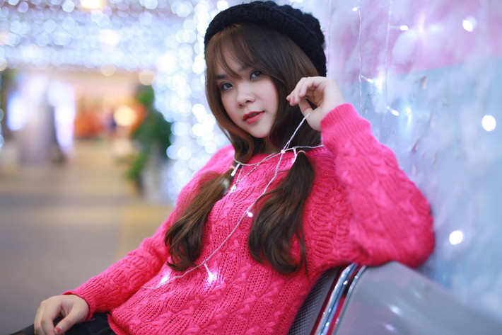 Thiếu nữ xinh đẹp táo bạo khi dùng chính những bóng đèn trang trí để cuốn lên người. Ảnh: Thich Viet Hoang.