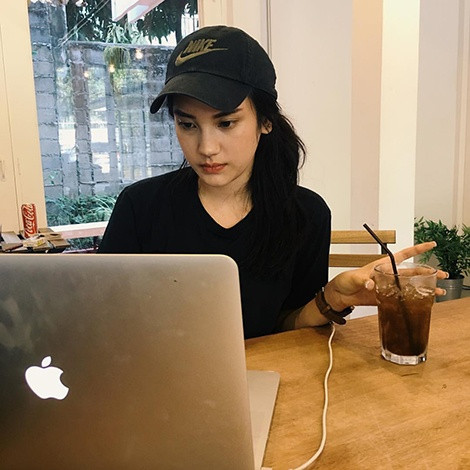 Thời gian vừa qua, cư dân mạng Thái Lan đổ dồn ánh mắt về hot girl chuyển giới có tên là Kwan để ngắm nhìn vẻ đẹp nghiêng nước, nghiêng thành của cô gái này. Ảnh trong bài: Boxza.
