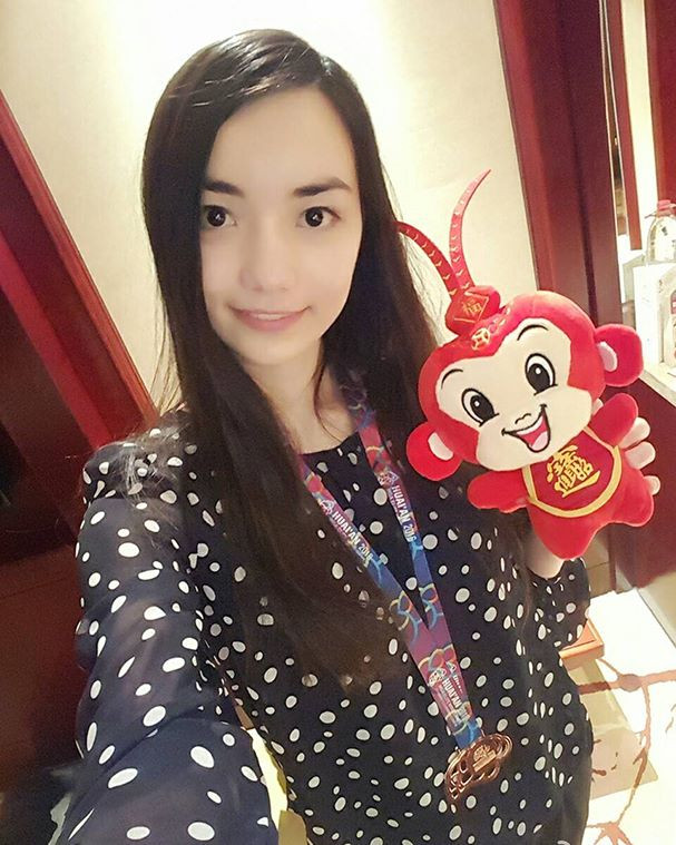 Nhiều cư dân mạng nhận xét rằng, nhìn Hắc Gia Gia tập trung chơi cờ, họ lại cảm thấy từ nơi cô toát lên vẻ đẹp và khí chất chẳng khác gì những tiên nữ chơi cờ trong các bộ phim dã sử Trung Quốc thời xưa.
