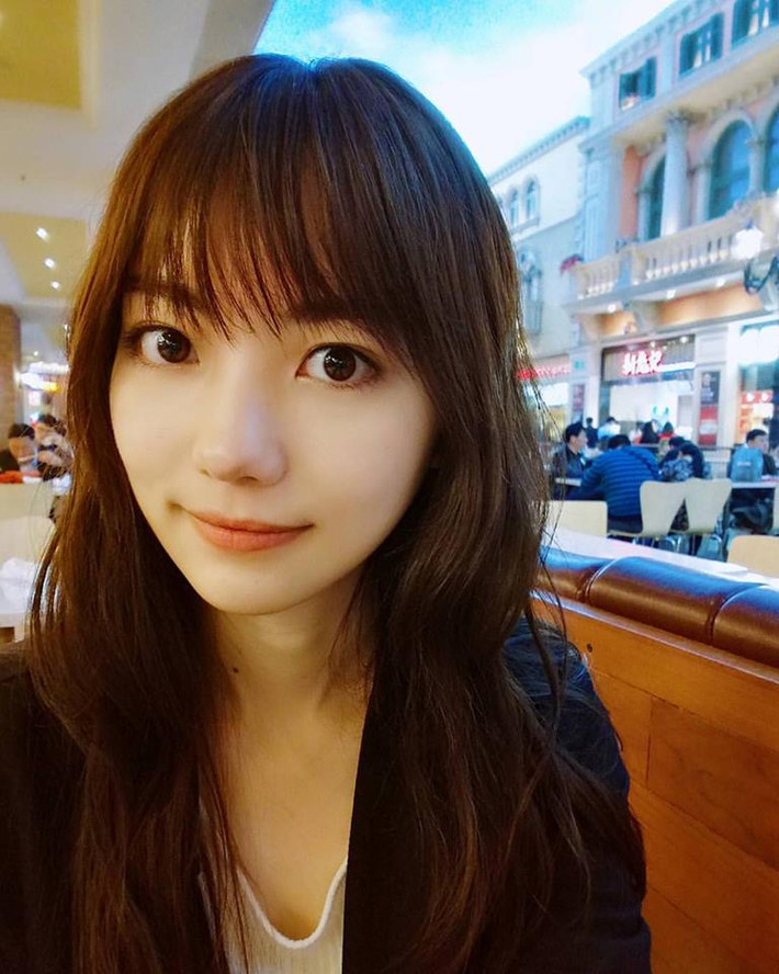 Chưa dừng lại ở đó, khi tìm kiếm trên trang cá nhân của nữ kỳ thủ xinh đẹp Hắc Gia Gia, nhiều người còn phát hiện ra rằng cô sở hữu dòng máu lai Đài Loan - Australia vậy nên mới có vẻ đẹp khiến nhiều người phải ngây ngất đến vậy.