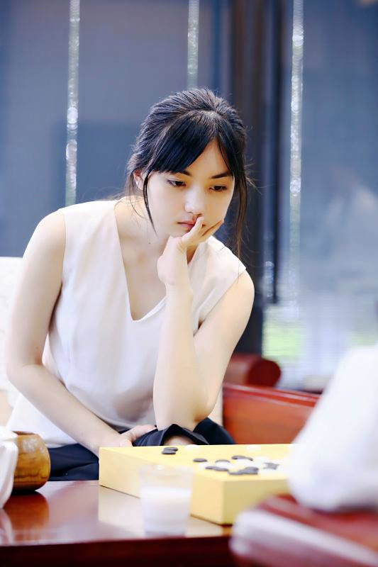 Sau một hồi tìm kiếm quanh trên các trang mạng xã hội, tung tích của cô nàng kỳ thủ sở hữu vẻ đẹp thoát tục trên đã được tìm kiếm. Cô có tên là Hắc Gia Gia hay còn biết tới các tên nước ngoài là Joanne Missingham, sinh năm 1994 hiện mang Quốc tịch Đài Loan.