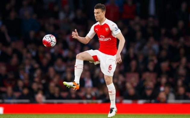 Thi đấu xuất sắc và là trụ cột nơi hàng phòng ngự của Arsenal, thế nhưng Laurent Koscielny vẫn chưa được mời gọi bằng bản hợp đồng mới, dù hợp đồng cũ của anh chỉ còn hiệu lực 1 năm với đội bóng luôn đứng thứ tư tại Ngoại hạng Anh.