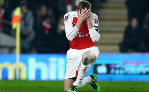 Per Mertesacker sẽ hết hạn hợp đồng vào cuối mùa giải năm nay. Tuy nhiên, "Pháo thủ" vẫn chưa cho thấy bất kỳ động thái nào nhằm giữ chân trung vệ cao 1,98 m.